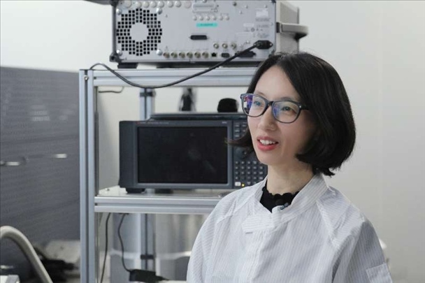 李婧在中國科學(xué)院紫金山天文臺毫米波和亞毫米波技術(shù)實驗室。（受訪者供圖）