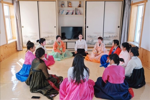 2023年6月，楊麗娜（后中）對擔任民宿管家的光東村村民們進行標準化培訓(xùn)。（新華社記者金津秀攝）