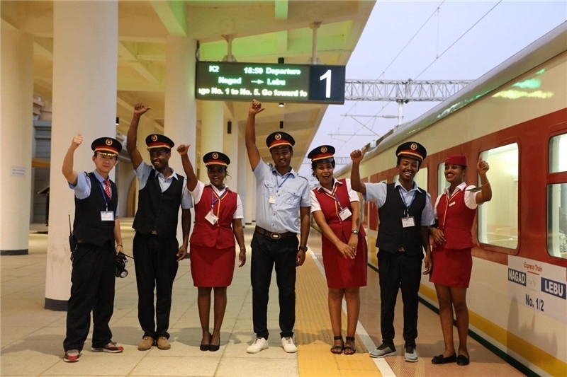 中埃員工組成的亞吉鐵路運(yùn)營(yíng)團(tuán)隊(duì)。 中國(guó)土木工程集團(tuán)有限公司供圖