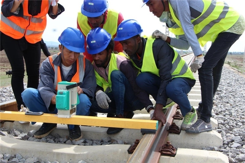 中方員工在鐵路現(xiàn)場(chǎng)培訓(xùn)埃方員工。 中國(guó)土木工程集團(tuán)有限公司供圖