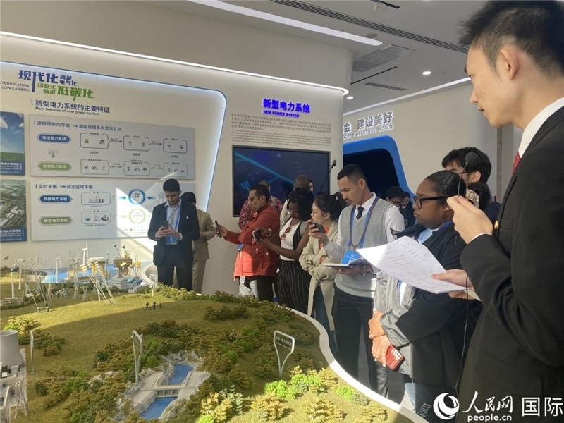 2023“一帶一路”媒體合作論壇聯(lián)合采訪團參訪中國能建。人民網(wǎng)記者 于洋攝