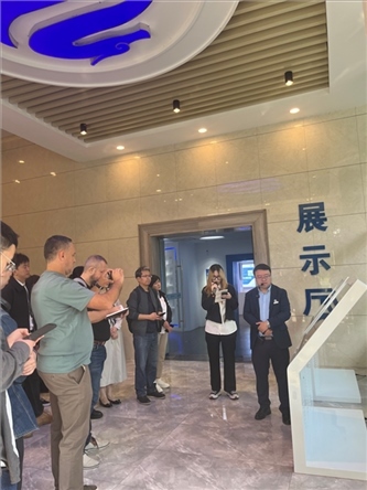 （在文瀾智谷中試產(chǎn)業(yè)基地，中外記者深入了解科技轉(zhuǎn)化情況 趙橙涔攝）