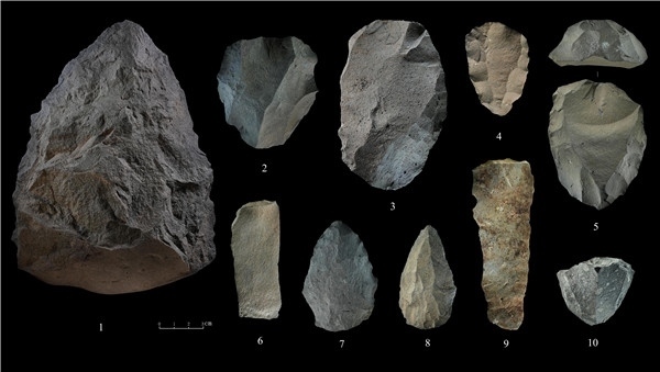 石制品 1.手斧 2、4、5.勒瓦婁哇石核（循環(huán)剝片法、優(yōu)先剝片法）3.勒瓦婁哇石葉石核 6.勒瓦婁哇石葉 7、8.勒瓦婁哇尖狀器 9.石葉 10.錐形石葉石核。中肯聯(lián)合考古隊供圖