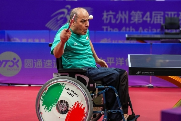 10月23日，杭州第4屆亞殘運(yùn)會乒乓球男子單打Class2小組循環(huán)賽舉行。圖為伊朗隊(duì)選手哈?！ず嗁M(fèi)尚在比賽中。圖片來源：杭州亞殘組委會