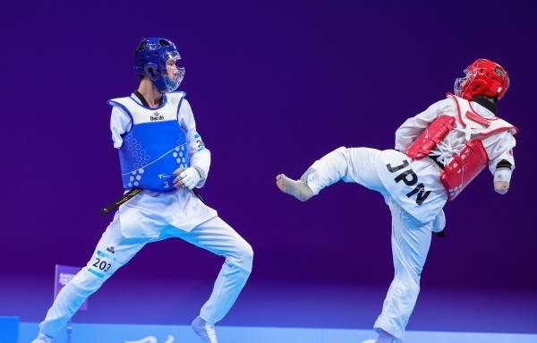 10月23日，杭州第4屆亞殘運(yùn)會跆拳道男子K44級58公斤級銅牌賽舉行。圖為烏茲別克斯坦隊(duì)選手桑賈貝克·穆赫托羅夫(左)和日本隊(duì)選手阿渡健太在比賽中。圖片來源：杭州亞殘組委會