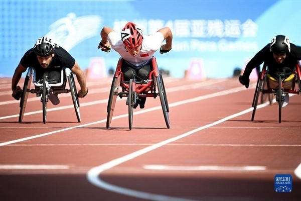 10月23日，中國選手龔文浩（左二）在杭州第4屆亞殘運(yùn)會男子100米-T34決賽的比賽中。他以15秒55的成績獲得該項(xiàng)目銀牌。新華社記者 江漢攝
