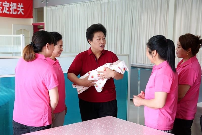 △2021年6月2日，卓長(zhǎng)立（中）指導(dǎo)正在接受培訓(xùn)的家政服務(wù)員。