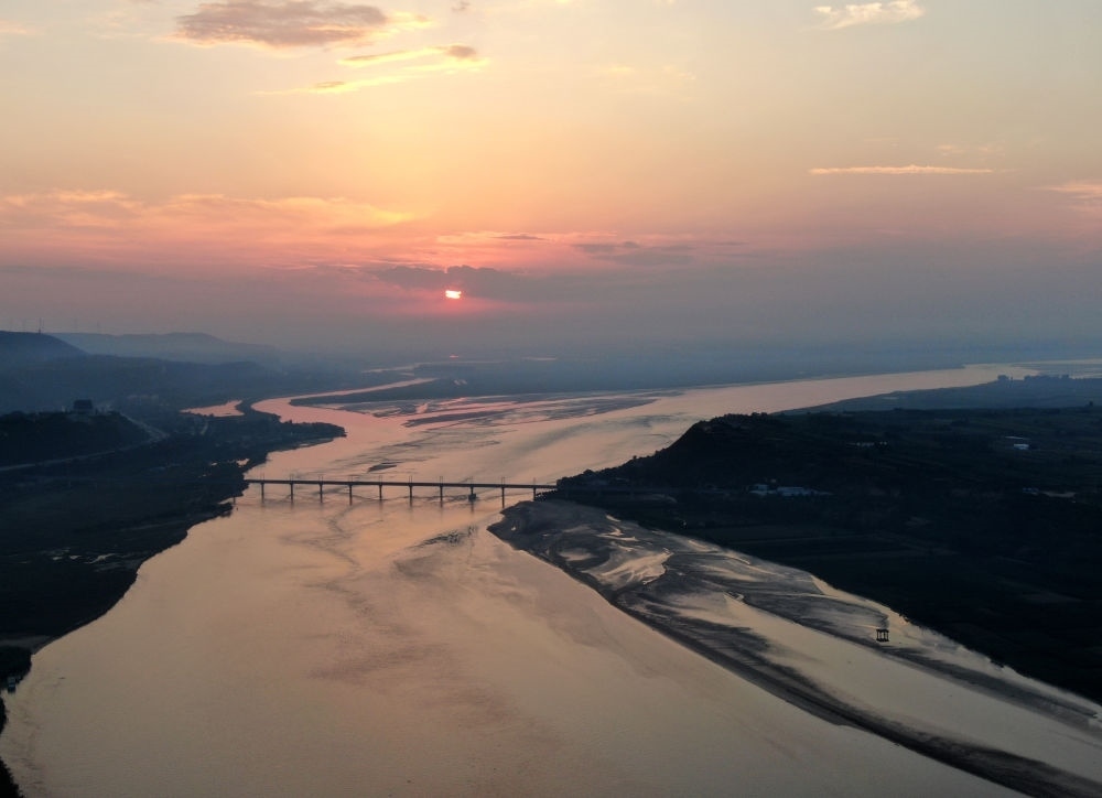 豫陜交界附近拍攝的黃河景色（2020年9月7日攝，無人機(jī)照片）。新華社記者 郝源 攝