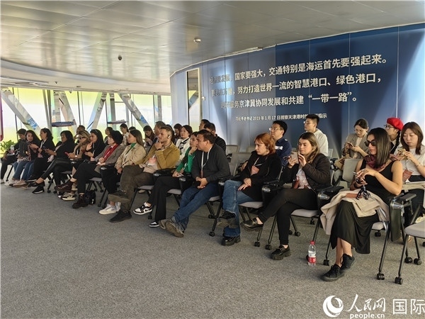 外媒記者探訪天津港北疆港區(qū)C段智能化集裝箱碼頭。人民網(wǎng)記者 符園園攝