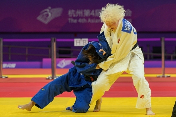 10月24日，杭州第4屆亞殘運(yùn)會(huì)柔道女子J2級(jí)57公斤級(jí)決賽舉行。圖為中國(guó)隊(duì)選手王嘉楠（右）和日本隊(duì)選手廣瀨順子在比賽中。圖片來(lái)源：杭州亞殘組委
