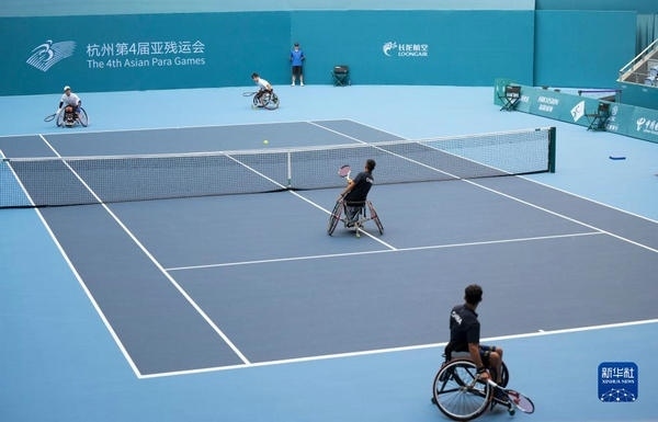 10月24日，在杭州第4屆亞殘運(yùn)會(huì)輪椅網(wǎng)球男子雙打1/4決賽中，中國(guó)組合董順江/紀(jì)珍旭以0比2不敵韓國(guó)組合任浩元/韓成奉，無(wú)緣半決賽。圖為董順江（右二）/紀(jì)珍旭（右一）在比賽中。新華社記者 才揚(yáng)攝