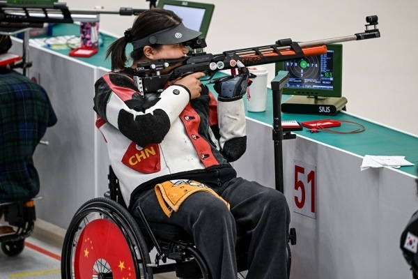 10月23日，杭州第4屆亞殘運(yùn)會(huì)射擊(R2)SH1級(jí)女子10米氣步槍立射資格賽舉行。圖為中國(guó)隊(duì)選手張翠平在比賽中。圖片來(lái)源：杭州亞殘組委