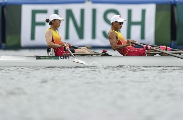 2021年8月29日，在東京殘奧會(huì)賽艇項(xiàng)目PR2級(jí)混合雙人雙槳決賽中，中國(guó)組合劉爽/蔣繼劍獲得銅牌。圖為劉爽（左）/蔣繼劍在比賽中。新華社記者 胡虎虎攝（資料圖）