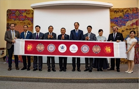 “絲路綺粲—中國(guó)絲綢藝術(shù)展”開幕式在匈牙利首都布達(dá)佩斯舉行。布達(dá)佩斯中國(guó)文化中心供圖