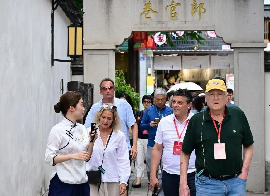 △2023年6月27日，“鼓嶺之友”部分成員和中美各界人士在福建福州南后街三坊七巷參觀(guān)訪(fǎng)問(wèn)。