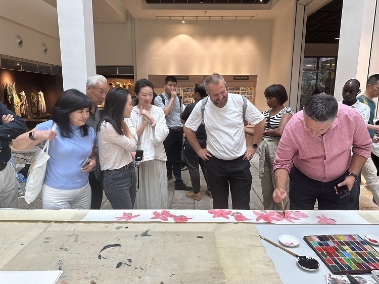 首屆國(guó)際傳播“絲路獎(jiǎng)”獲獎(jiǎng)代表等在廣州市荔灣區(qū)永慶坊參加文化交流活動(dòng)。楊爍壁、王燕攝影報(bào)道