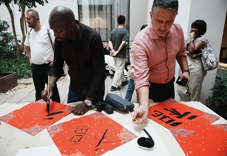 首屆國(guó)際傳播“絲路獎(jiǎng)”獲獎(jiǎng)代表等在廣州市荔灣區(qū)永慶坊參加文化交流活動(dòng)。楊爍壁、王燕攝影報(bào)道