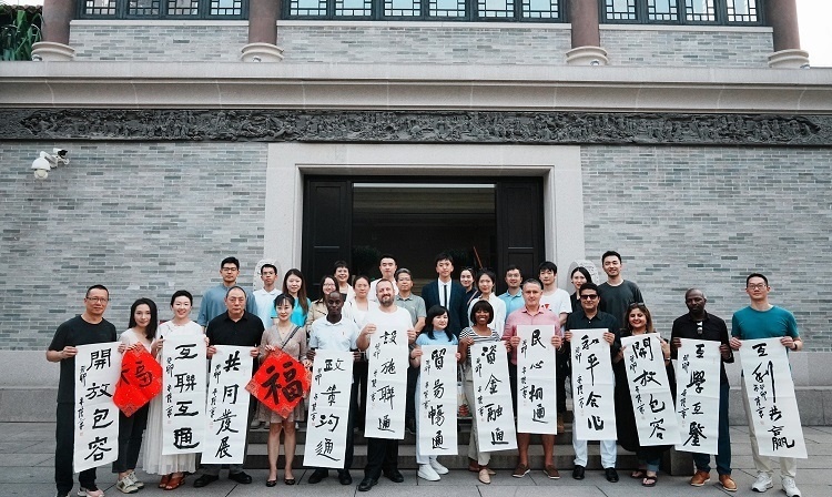 首屆國(guó)際傳播“絲路獎(jiǎng)”獲獎(jiǎng)代表等在廣州市荔灣區(qū)永慶坊參加文化交流活動(dòng)。楊爍壁、王燕攝影報(bào)道