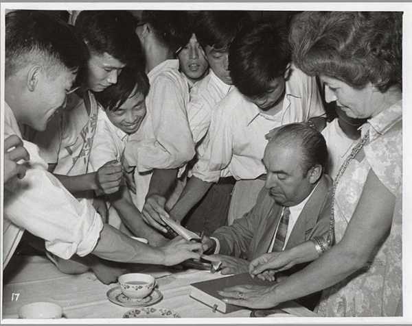 諾貝爾文學(xué)獎(jiǎng)得主巴勃羅·聶魯達(dá)與中國(guó)青年在一起（資料圖片）。中國(guó)美術(shù)館供圖