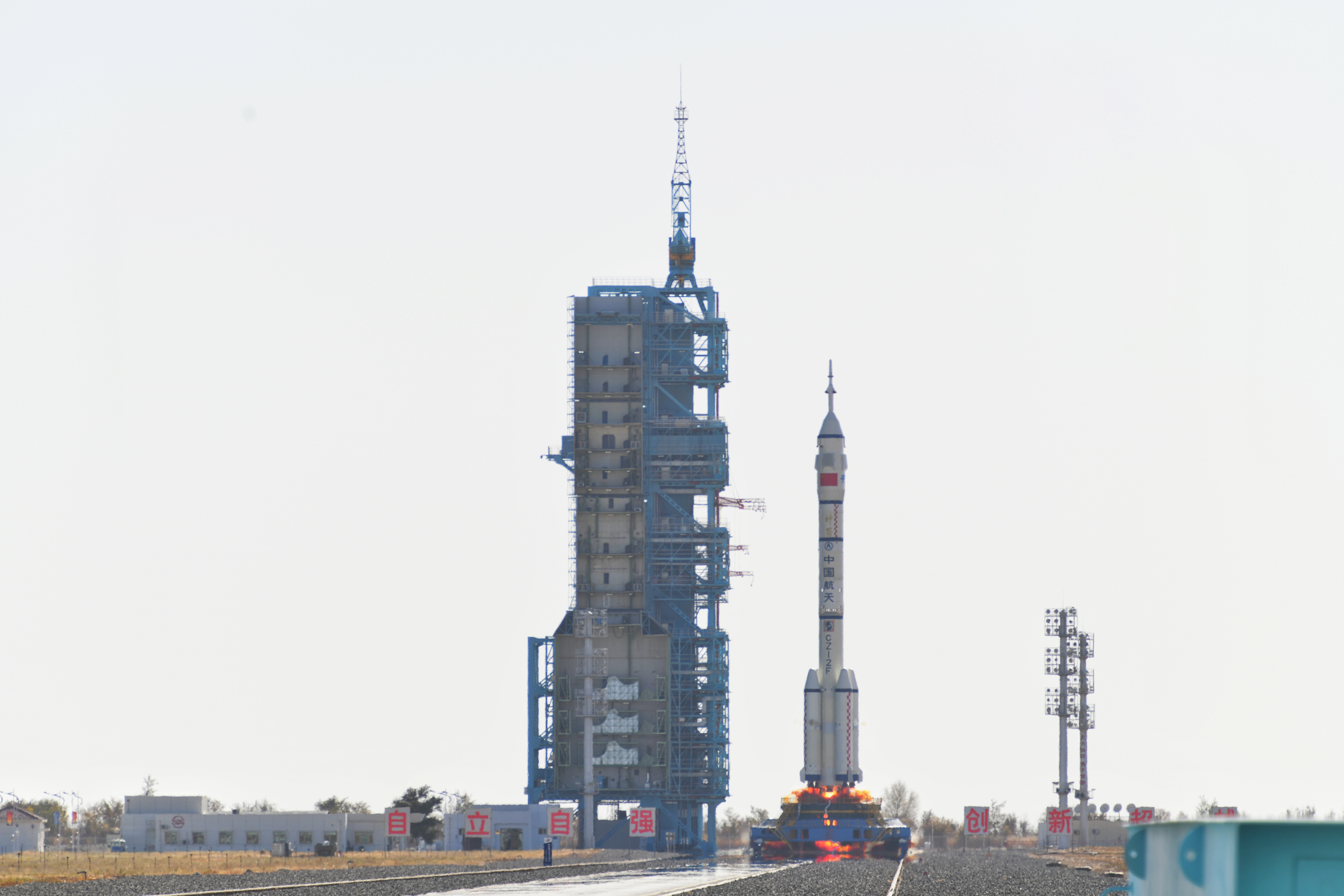 神舟十七號載人飛船發(fā)射升空震撼瞬間。人民網(wǎng) 張啟川攝