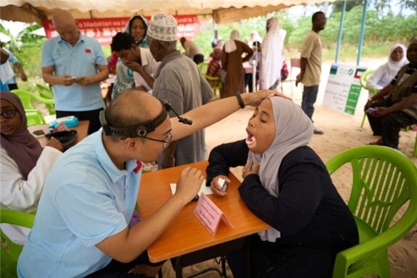 醫(yī)療隊為當(dāng)?shù)鼗颊吡x診。中國援桑醫(yī)療隊供圖