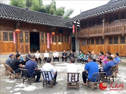 花垣縣石欄鎮(zhèn)朋巖村的院壩會。人民網(wǎng) 周靜圓攝