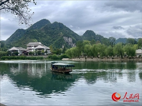 秋日的邊城鎮(zhèn)，青山滴翠、碧水含情。人民網(wǎng) 周靜圓攝