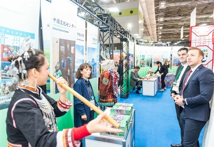 日本國際旅游博覽會中國展館的黎族非遺項目“鼻簫”表演。圖片由中國駐東京旅游辦事處提供