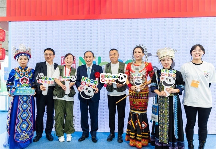 日本前首相菅義偉在中國展館參觀。圖片由中國駐東京旅游辦事處提供