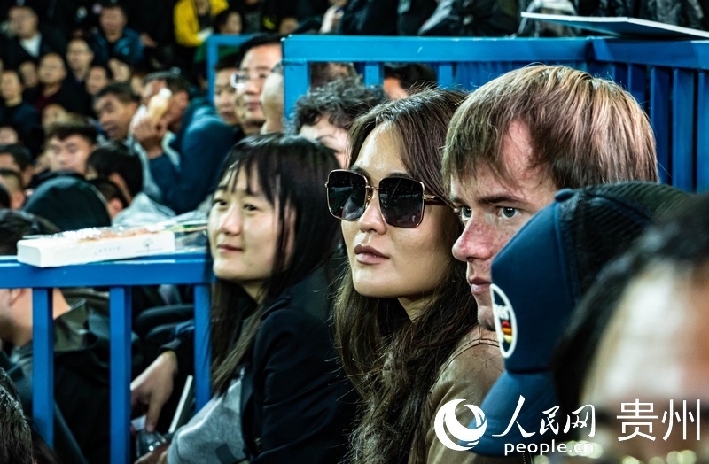 外媒記者走進(jìn)“村BA”決賽現(xiàn)場(chǎng)觀看比賽。人民網(wǎng) 陽(yáng)茜 攝