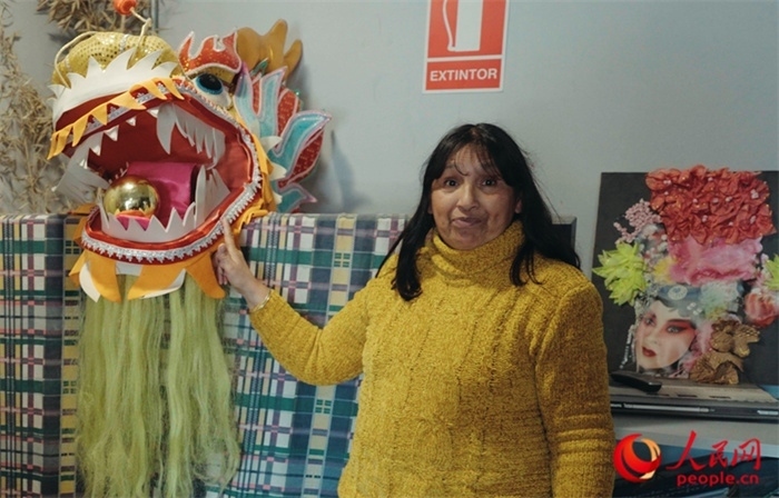 “熊貓閱覽室”一角。盧漢·梅洛為記者展示大使館贈送的龍頭。人民網(wǎng)記者 張若涵攝