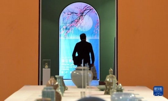 10月30日，人們?cè)谝晾实潞谔m伊朗國(guó)家藝術(shù)科學(xué)院觀看展出的展品。新華社記者 沙達(dá)提 攝