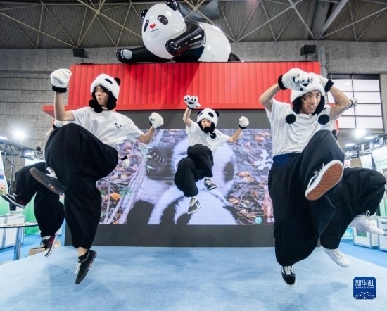  10月29日，街舞隊(duì)在日本大阪國(guó)際會(huì)展中心中國(guó)館表演街舞。新華社發(fā)（中國(guó)駐大阪旅游辦事處供圖）