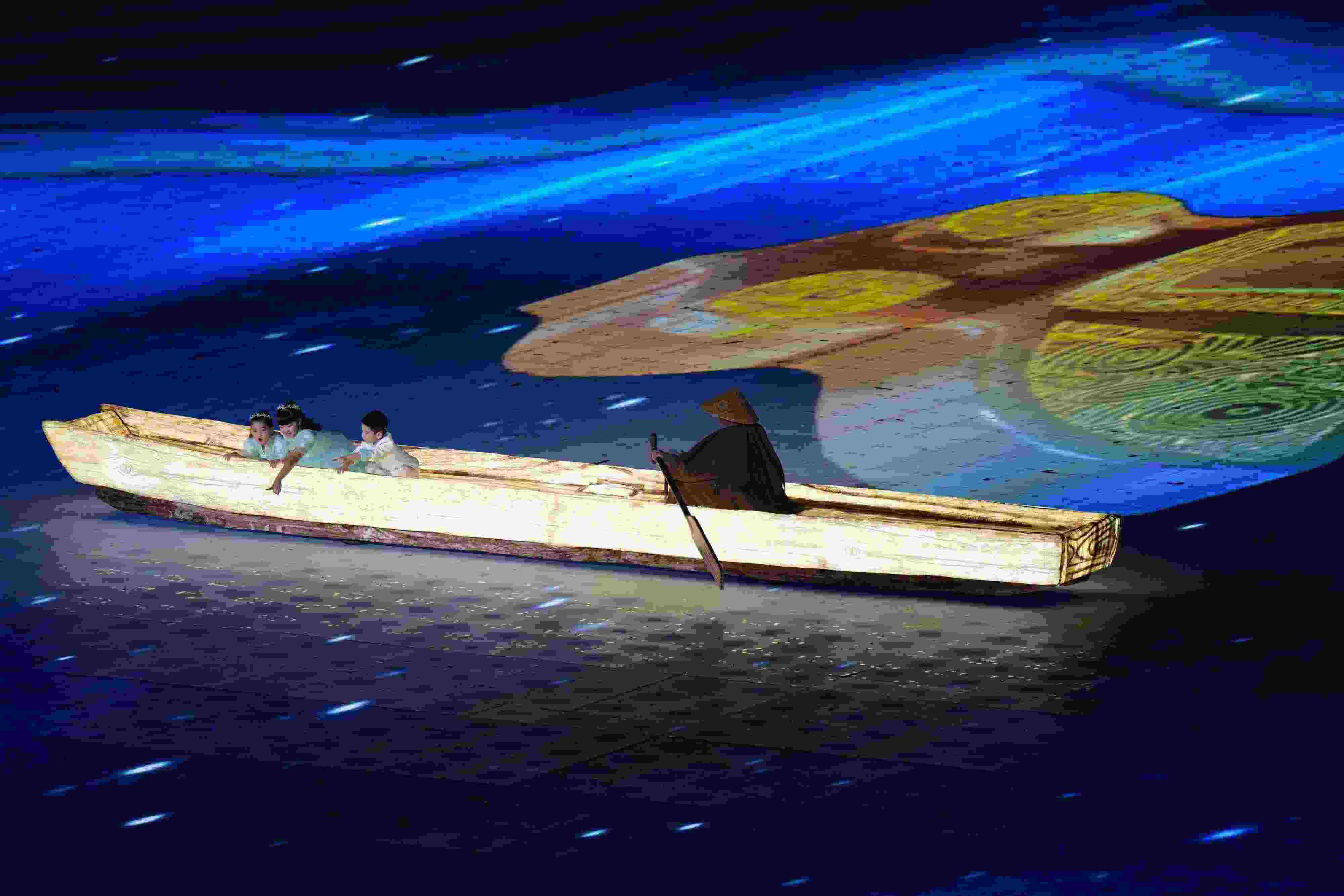 △2023年10月28日，杭州亞殘運(yùn)會閉幕式上的“中華第一舟”。