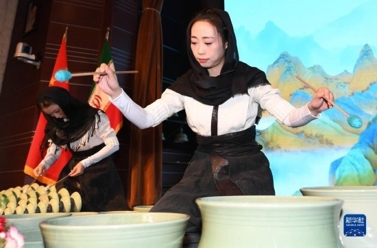 10月30日，演員在伊朗德黑蘭伊朗國(guó)家藝術(shù)科學(xué)院舉行的“青風(fēng)海上來(lái)”浙江青瓷巡禮開(kāi)幕式暨“萬(wàn)象中國(guó)·天下寧波”寧波文旅推介會(huì)開(kāi)幕式上表演。新華社記者 沙達(dá)提 攝