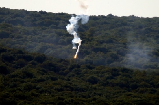 10月28日，閃光彈落在黎巴嫩納古拉樹林中燃起濃煙。新華社發(fā)（阿里·哈希紹攝）