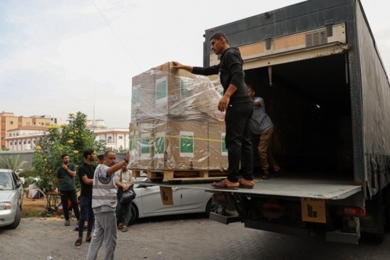  10月29日，工作人員在加沙地帶南部城市汗尤尼斯的一家醫(yī)院搬運(yùn)醫(yī)療援助物資。新華社發(fā)（里澤克·阿卜杜勒賈瓦德攝）
