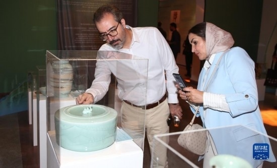 10月30日，人們?cè)谝晾实潞谔m伊朗國(guó)家藝術(shù)科學(xué)院觀看展出的展品。新華社記者 沙達(dá)提 攝