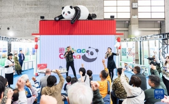  10月29日，游客在日本大阪國(guó)際會(huì)展中心中國(guó)館參與中國(guó)旅游知識(shí)問(wèn)答活動(dòng)。新華社發(fā)（中國(guó)駐大阪旅游辦事處供圖）