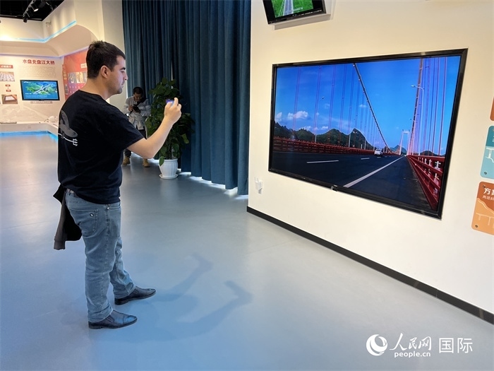 歐亞國家記者在橋梁博物館參觀。（人民網(wǎng) 花放攝）