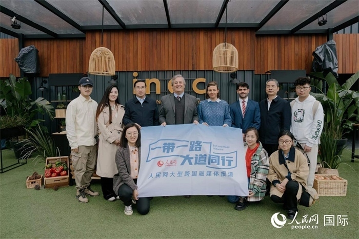 在烏拉圭第118屆普拉多牧農(nóng)業(yè)國際博覽會(huì)上，烏拉圭國家肉類協(xié)會(huì)主席與人民網(wǎng)記者合影。人民網(wǎng)記者 張若涵攝