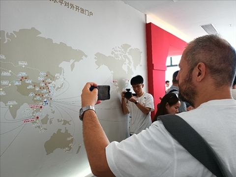 來(lái)自波黑的法魯克·博里奇用手機(jī)記錄廣州港可以通達(dá)到的世界城市與地區(qū)。石青川 攝