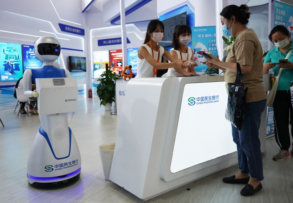 2022年9月4日，在服貿(mào)會首鋼園區(qū)金融服務(wù)專題展上，參觀者在中國民生銀行展臺咨詢金融業(yè)務(wù)。新華社記者 金皓原 攝