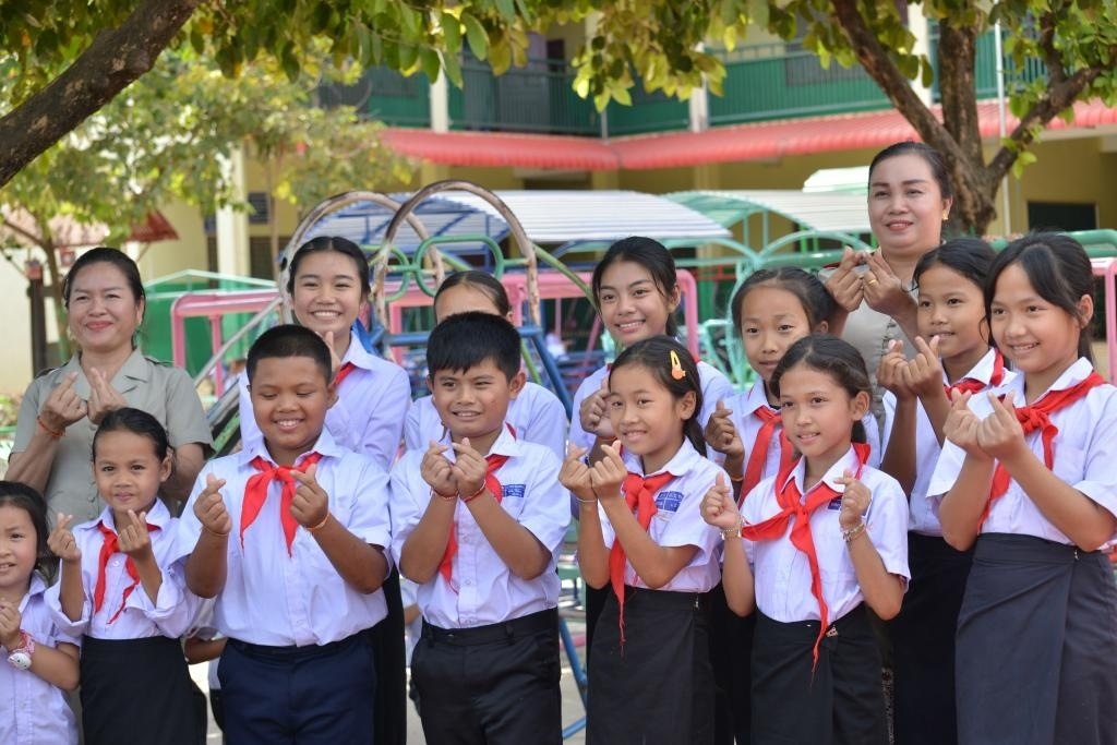 在采訪中，中老友好農(nóng)冰村小學師生為老中友誼“比心”。