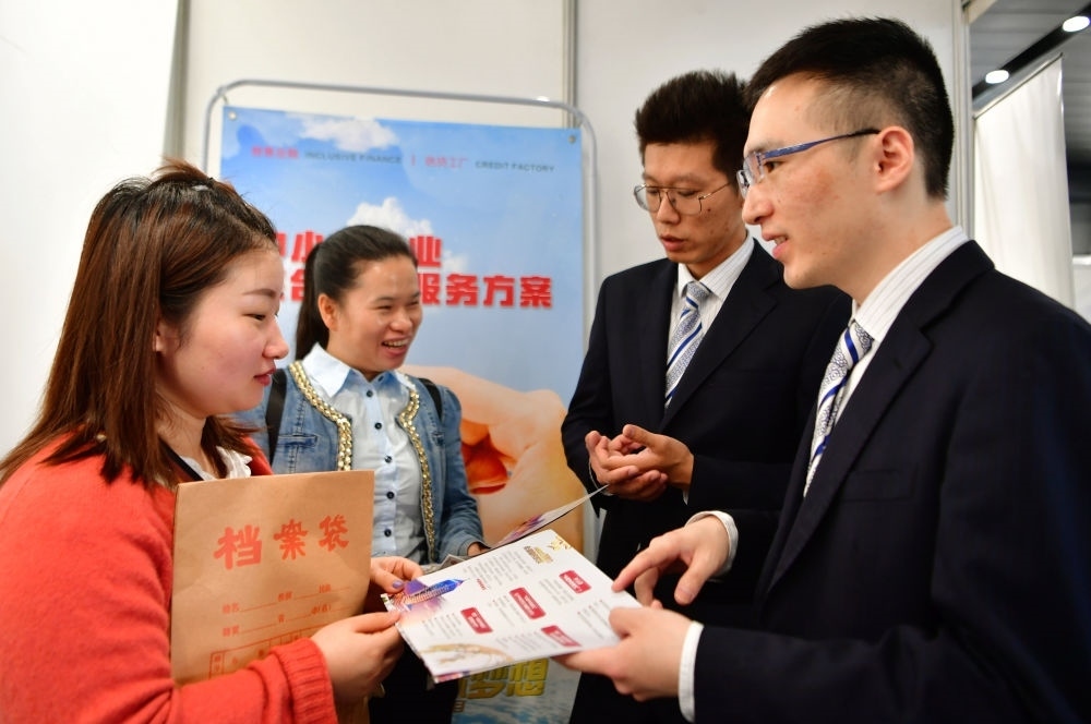 2019年5月9日，兩名鞋業(yè)公司的工作人員（左一和左二）向銀行工作人員咨詢中小微企業(yè)金融服務(wù)方案細則。當(dāng)日，福建自貿(mào)區(qū)福州片區(qū)稅企銀三方對接會在馬尾基金小鎮(zhèn)舉辦，來自傳統(tǒng)制造業(yè)、物聯(lián)網(wǎng)和電子商務(wù)等行業(yè)的企業(yè)代表參加對接會。新華社記者 魏培全 攝