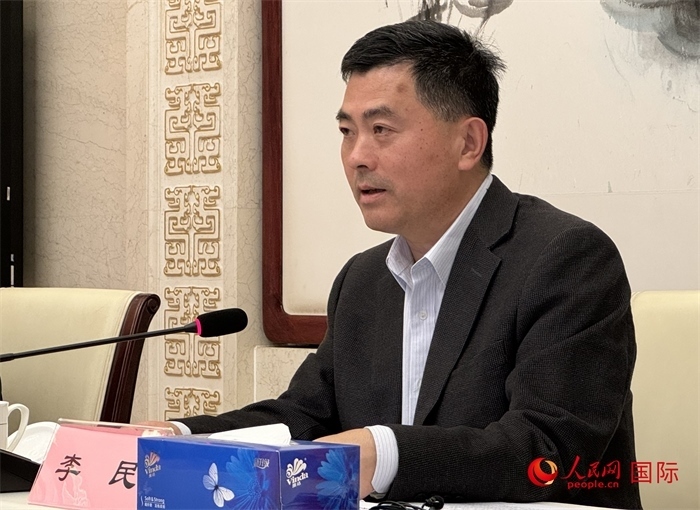 10月31日，歐美同學(xué)會秘書長李民在第五屆中法文化論壇媒體吹風(fēng)會上講話。（人民網(wǎng) 謝瑩攝）