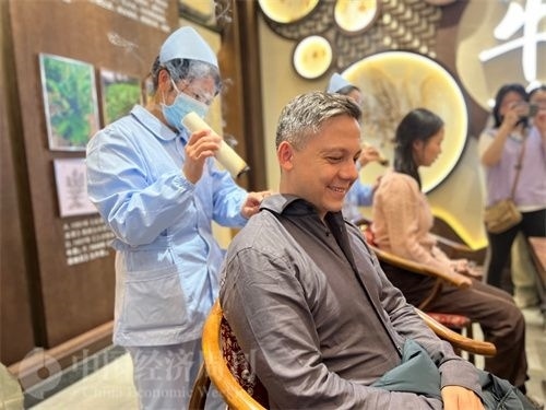  （外媒記者體驗(yàn)艾灸。中國(guó)經(jīng)濟(jì)周刊記者 郭志強(qiáng) 攝）