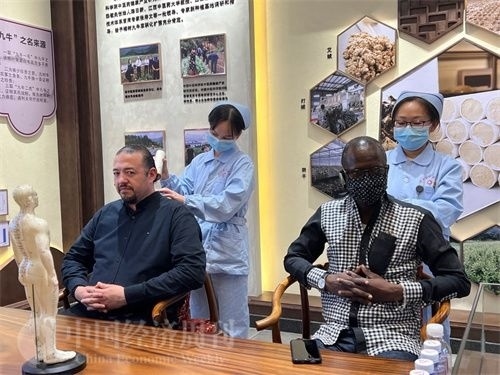  （外媒記者爭(zhēng)先恐后體驗(yàn)艾灸，直呼神奇。中國(guó)經(jīng)濟(jì)周刊記者 郭志強(qiáng) 攝）