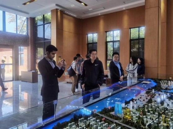 10月24日，2023“一帶一路”媒體合作論壇聯(lián)合采訪團(tuán)團(tuán)員在清水塘投資集團(tuán)招商服務(wù)中心參觀。本報記者 常雯宜攝