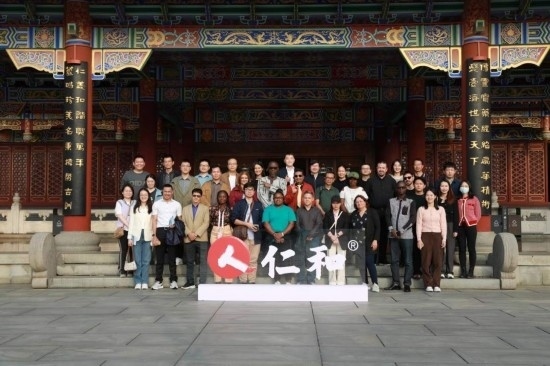 2023“一帶一路”媒體合作論壇聯(lián)合采訪團參觀仁和集團。（受訪者供圖）